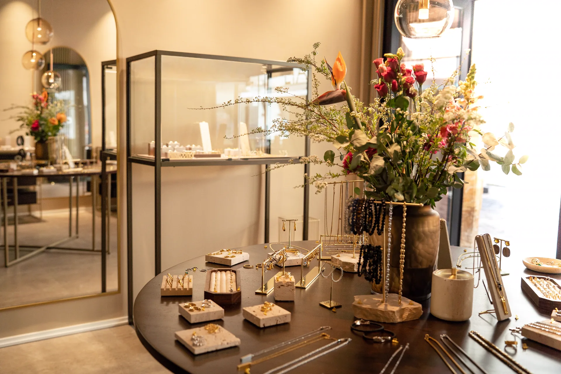 Schmuckvitrine und Präsentationstisch im Store