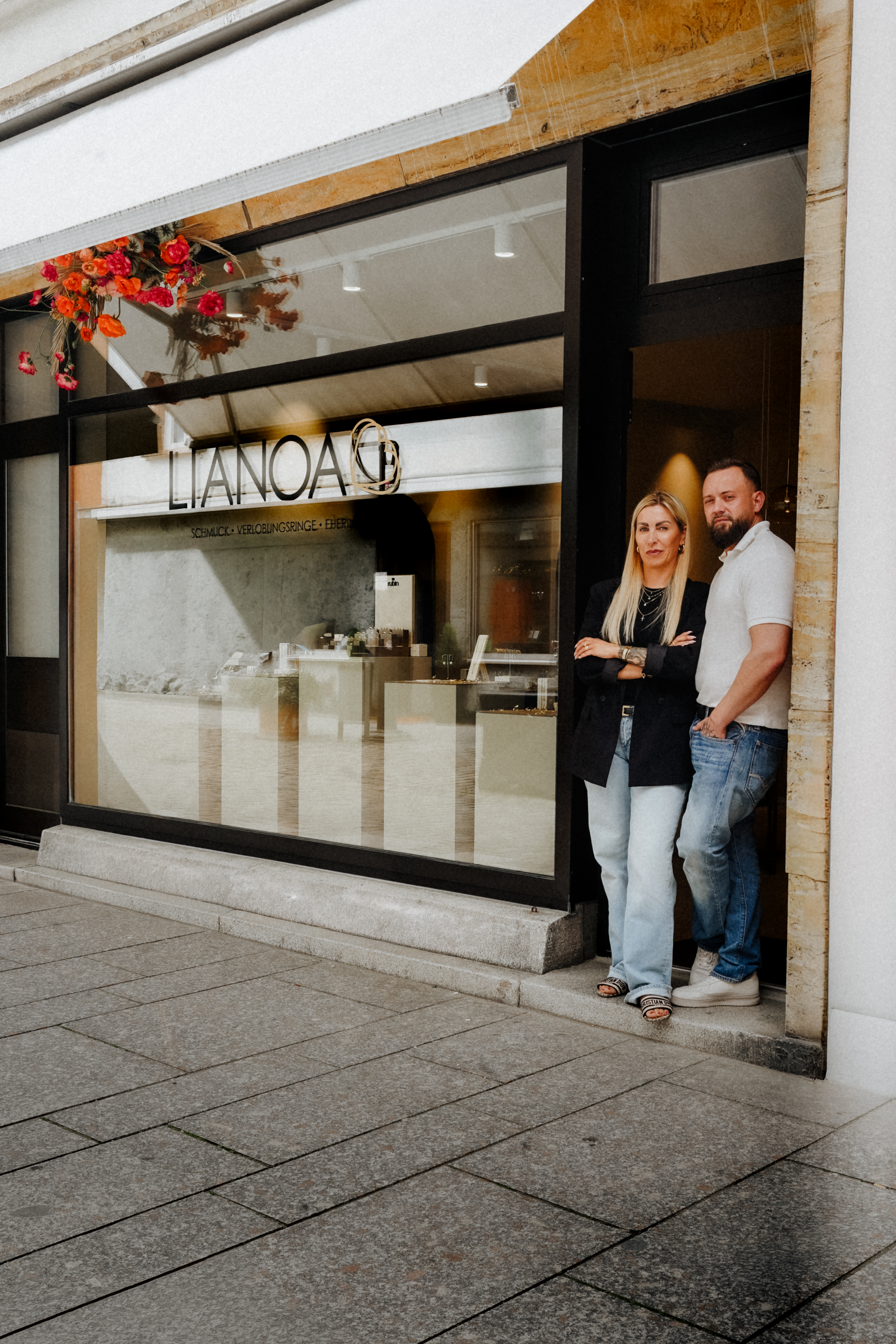 Zwei Personen vor dem Eingang des LIANOA Stores in Landau