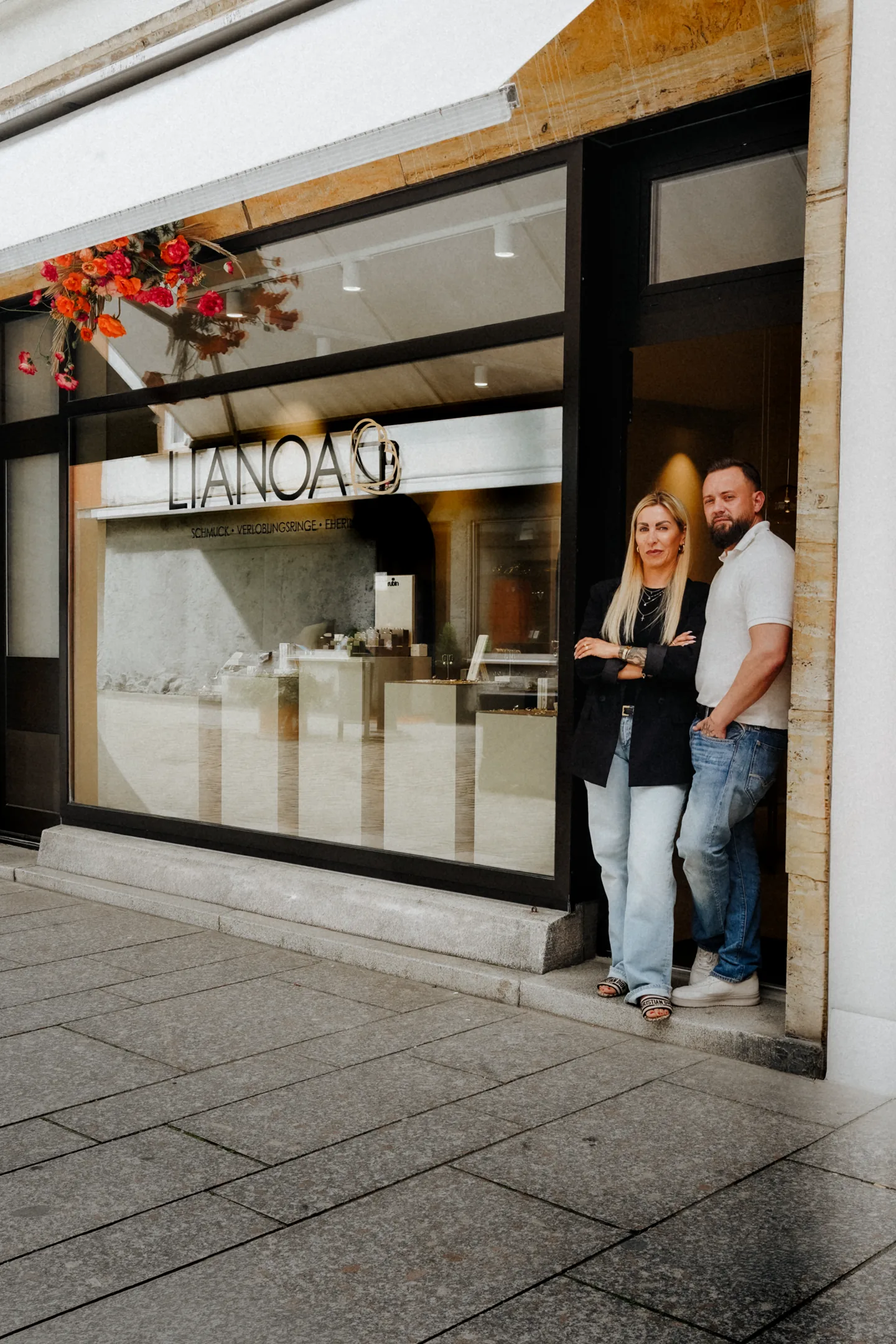 Zwei Personen vor dem Eingang des Stores in Landau