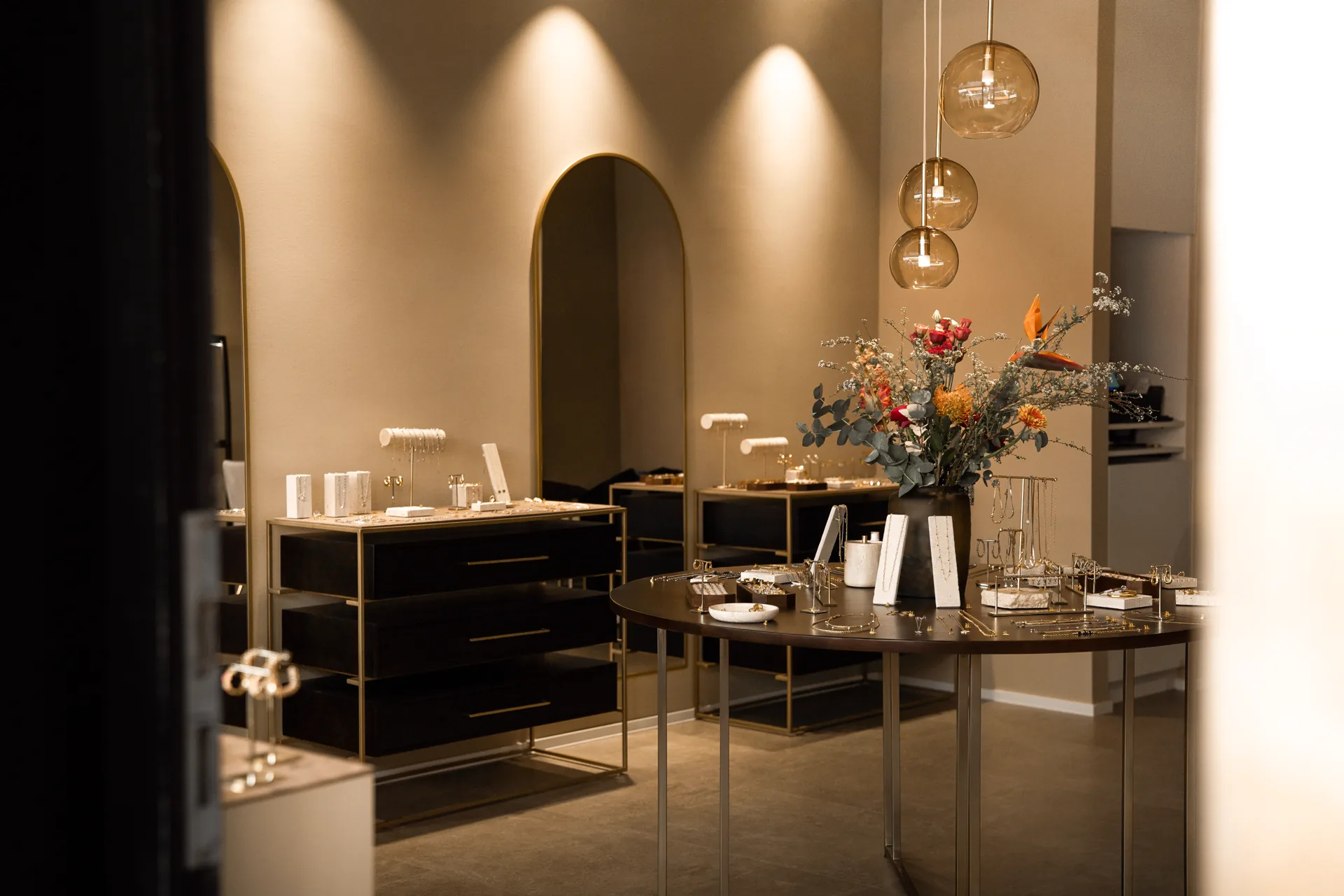 Blick in den Store mit Schmucktischen und Blumenarrangement