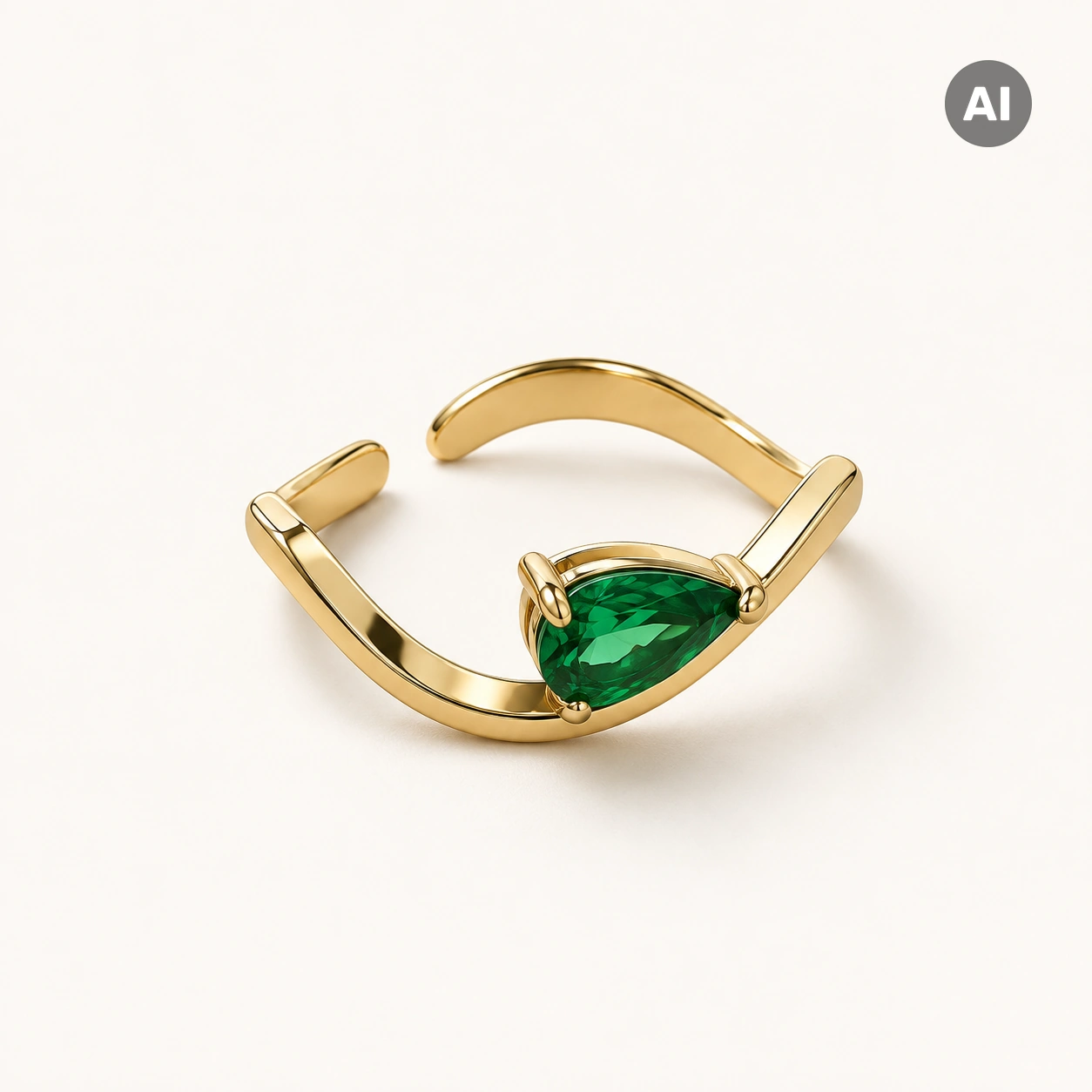 Ring mit offenem Profil und grünem Stein in Krappenfassung, goldfarben