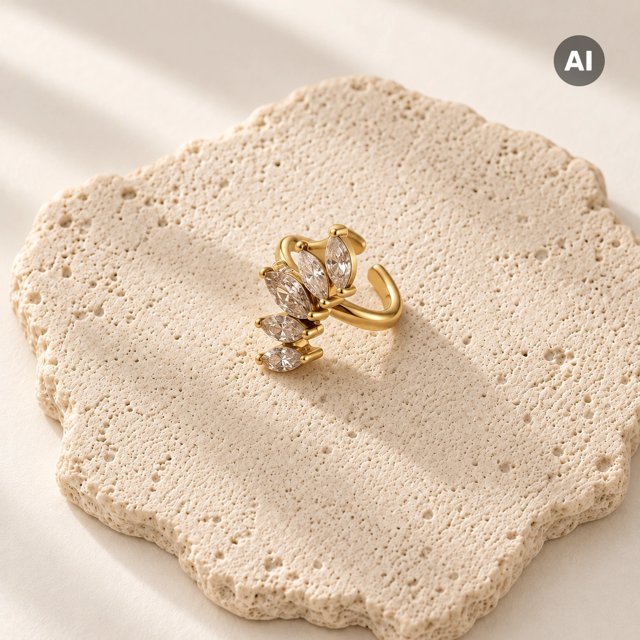 Ear Cuff mit Krone und Marquise-Zirkonia, goldfarben