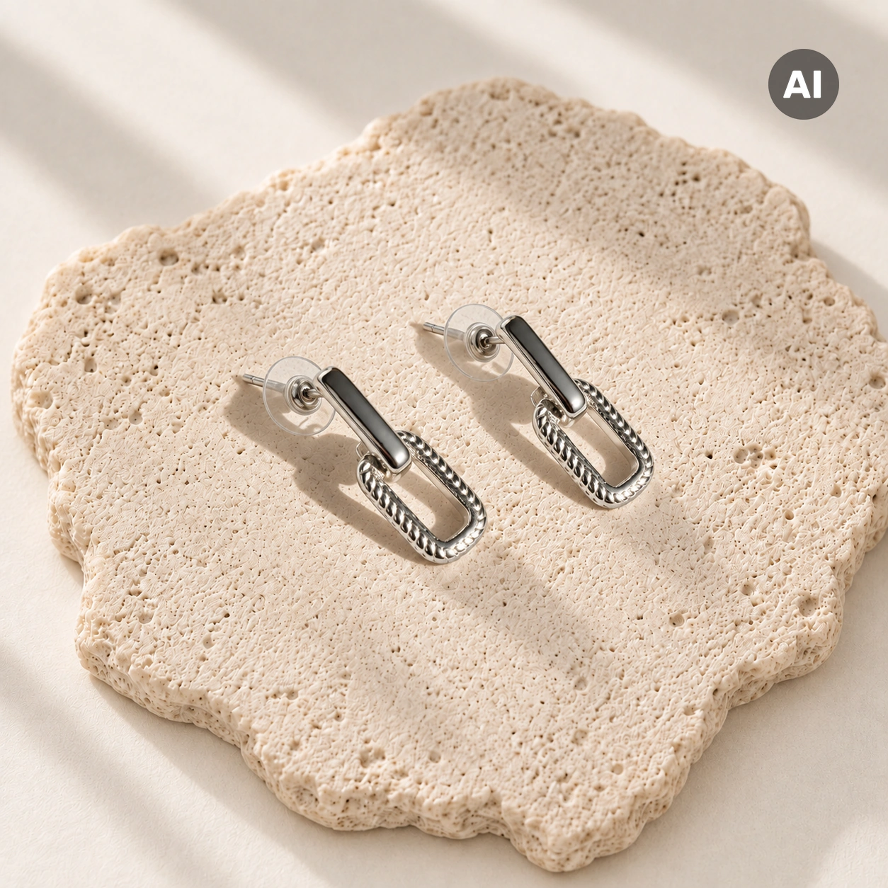 Ohrstecker mit Paperclip-Anhänger und gerilltem Rand, silberfarben