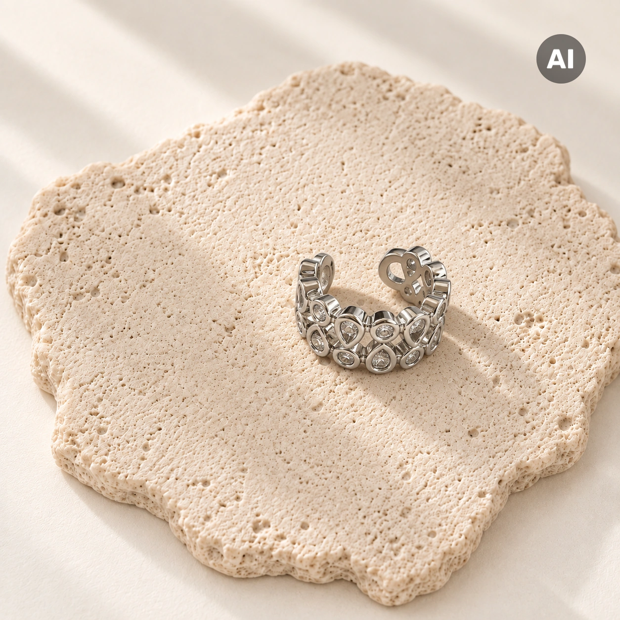 Ear Cuff mit Tropfen-Besatz und Zarge, silberfarben