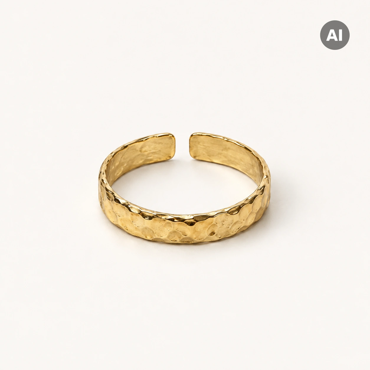 Ring mit offenem breitem Profil und Hammerschlag, goldfarben