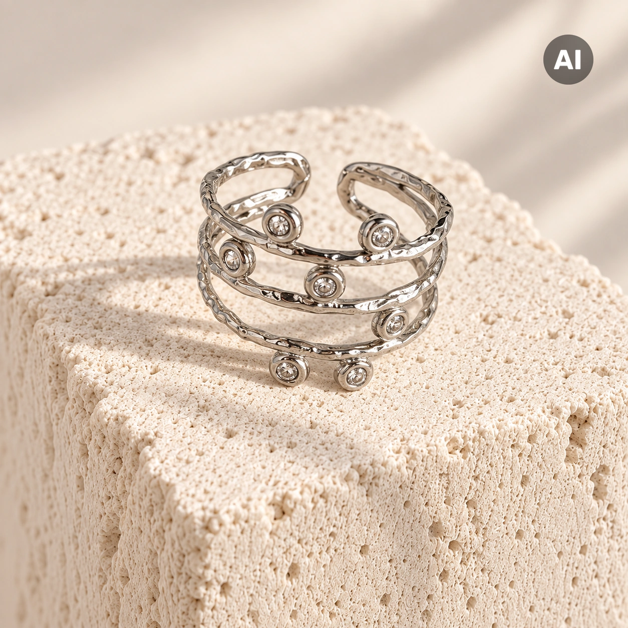 Ring mit offenem mehrreihigem Profil und Hammerschlag, silberfarben