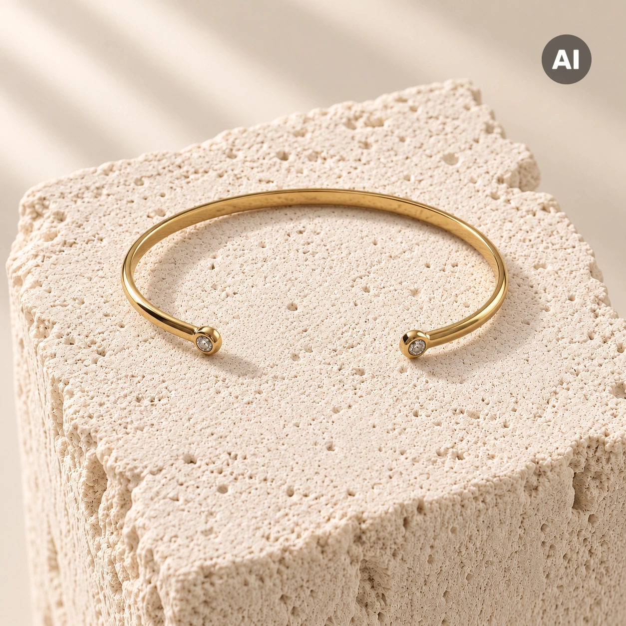 Armreif mit Zirkonia-Kugelenden und glatter Oberfläche, goldfarben