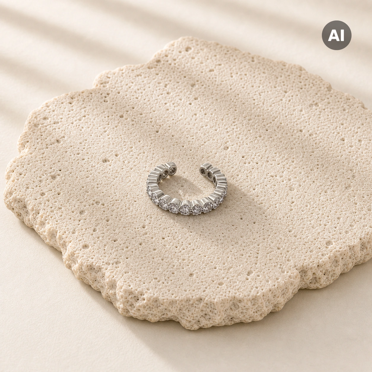 Ear Cuff mit Zirkonia-Reihe und Segmenten, silberfarben
