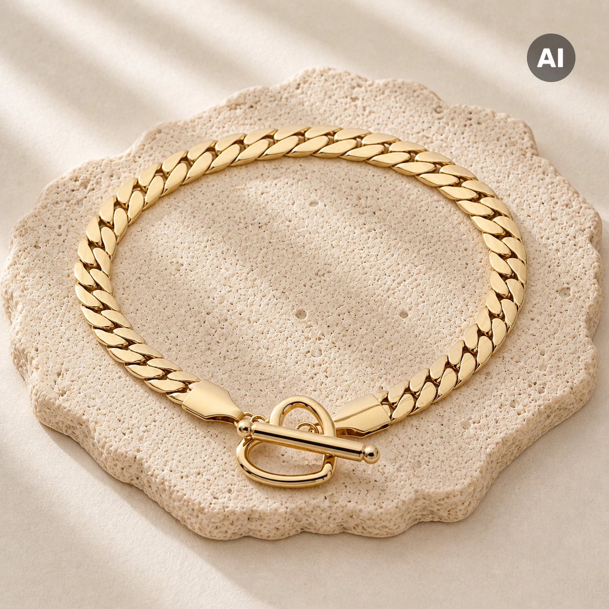Armband mit breiter Panzerkette und Herz-Verschluss, goldfarben
