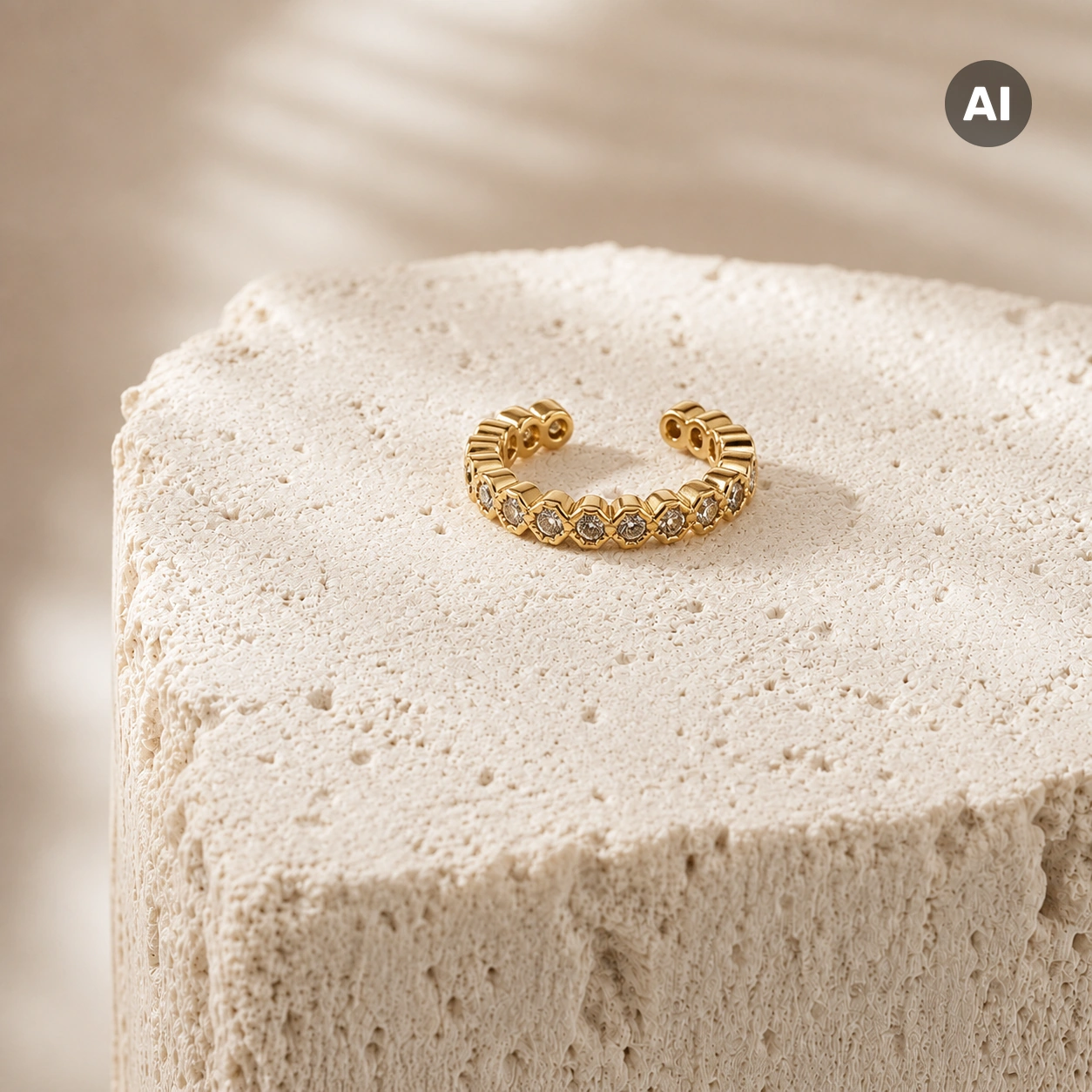 Ear Cuff mit Zirkonia-Reihe und gerillter Oberfläche, goldfarben