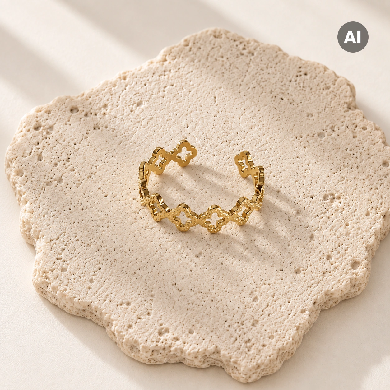 Ring mit offenem Kleeblatt-Profil, goldfarben