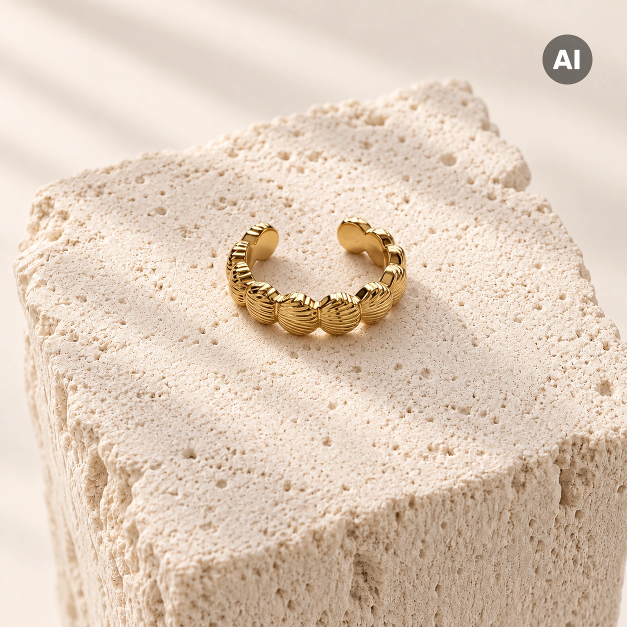 Ear Cuff mit Muscheln und glatten Enden, goldfarben