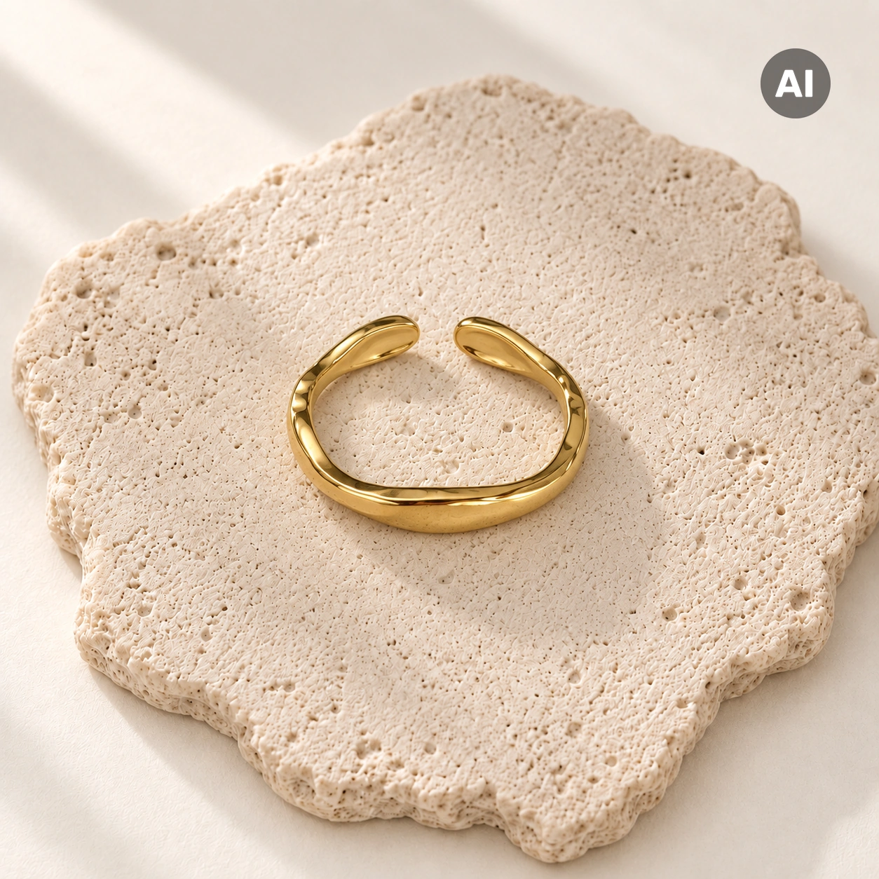 Ring mit offenem glattem Profil und gewölbter Front, goldfarben