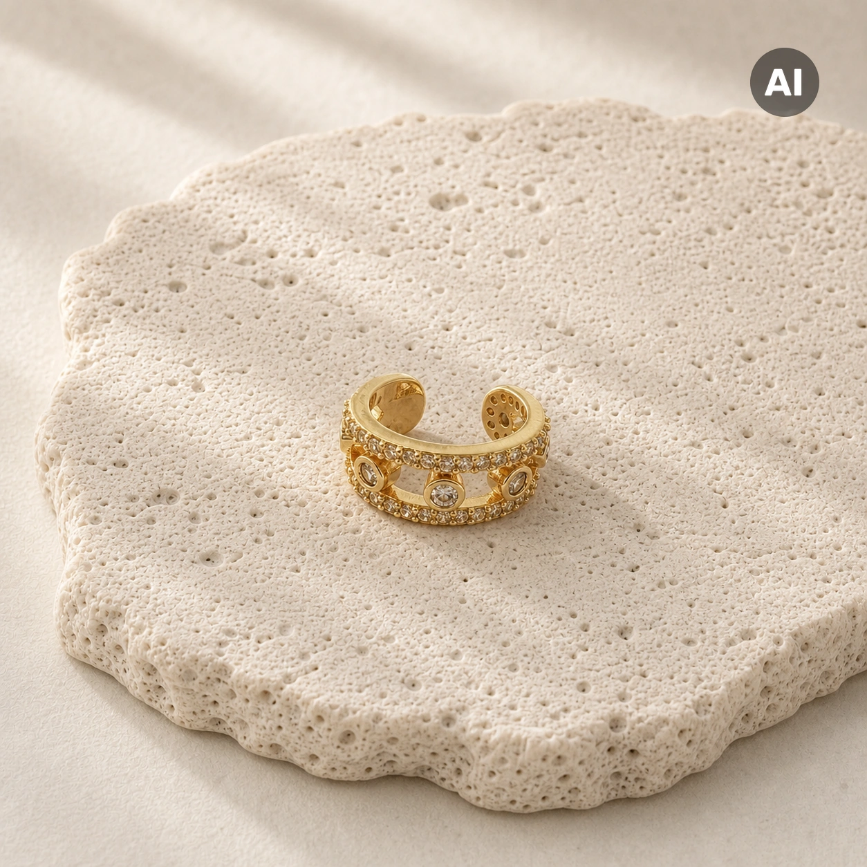 Ear Cuff mit zwei Besatz-Reihen und drei Zargen, goldfarben