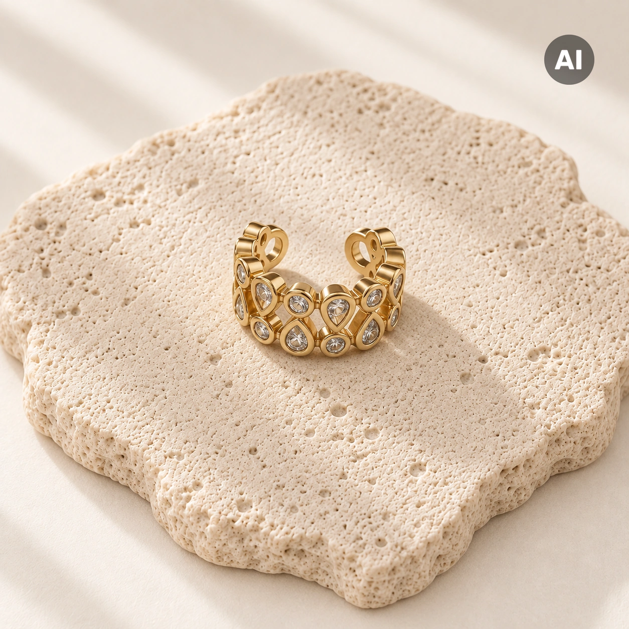 Ear Cuff mit Tropfen-Besatz und Zarge, goldfarben