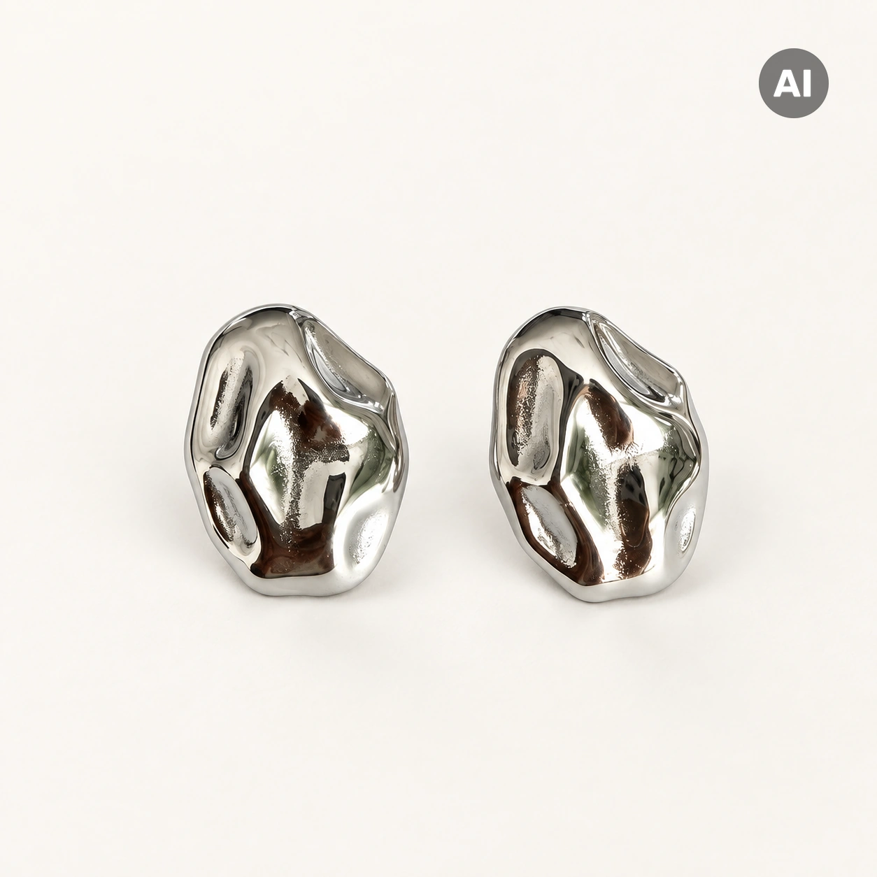 Ohrstecker mit gewölbtem Element und Hammerschlag, silberfarben