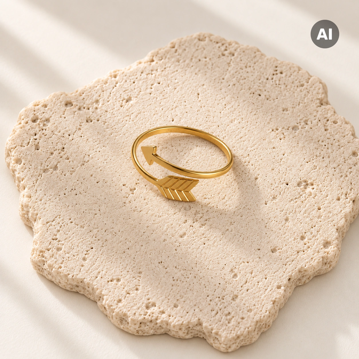 Ring mit offenem Profil, Dreieck und gerilltem Blatt, goldfarben