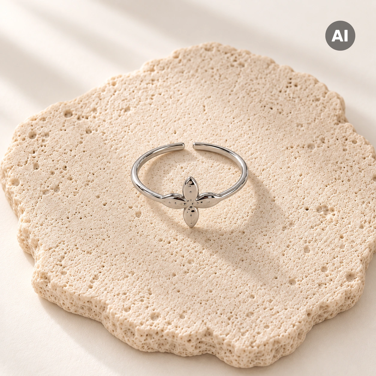 Ring mit offenem Profil und Blüte, silberfarben