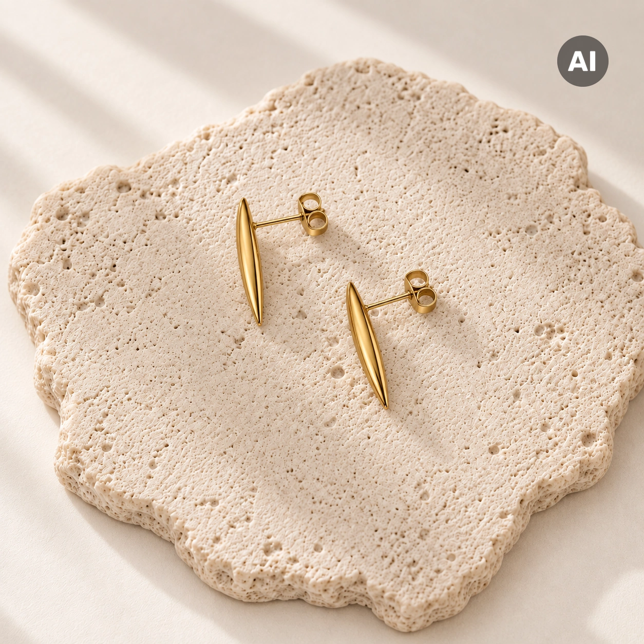 Ohrstecker mit langem gewölbtem Marquise-Element, goldfarben