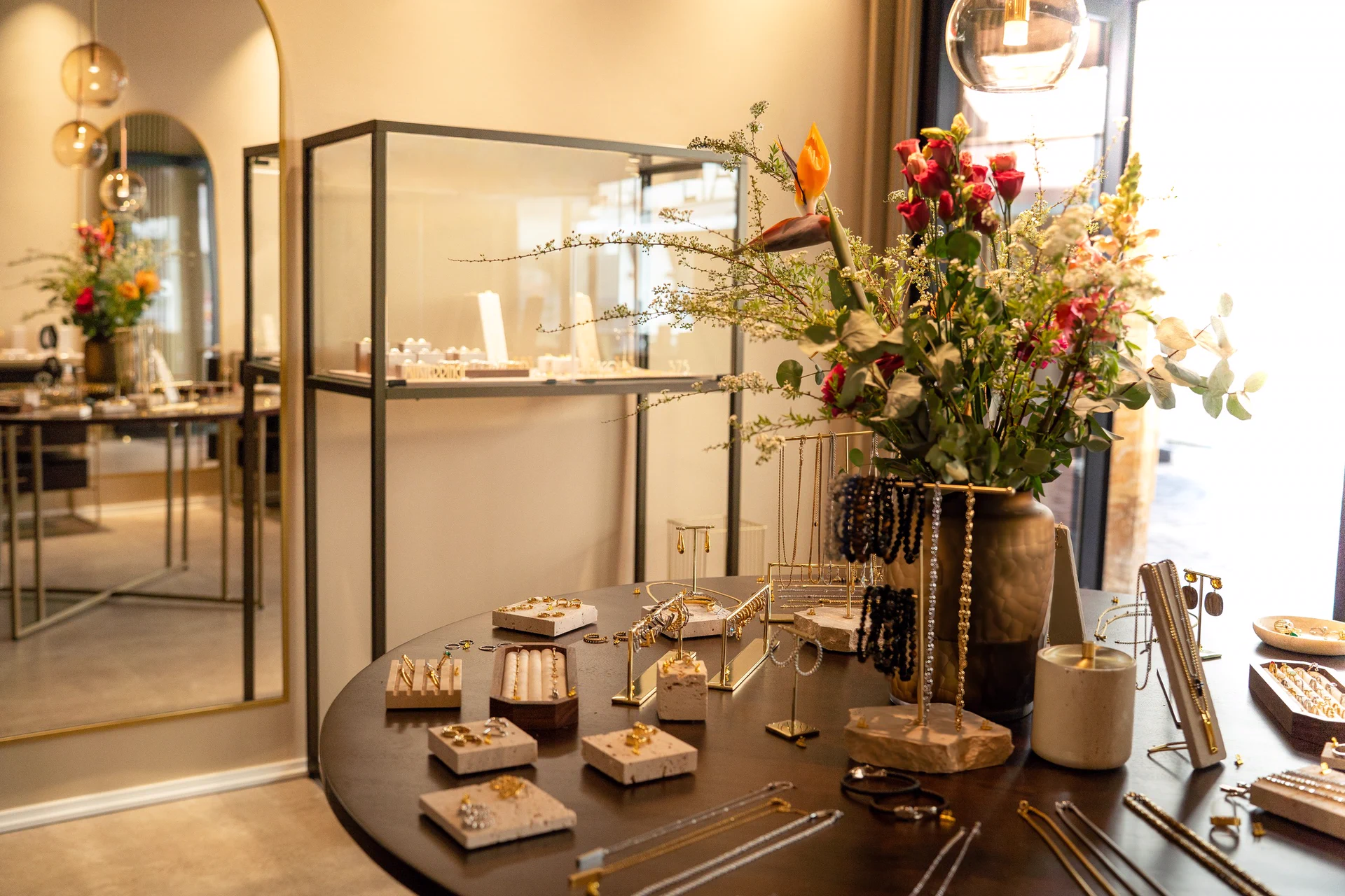 Schmuckauslage und Blumen im LIANOA Store