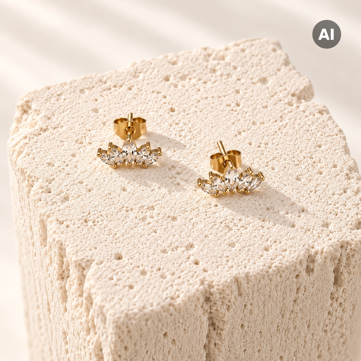 Ohrstecker mit fünf Marquise-Zirkonia in Krappenfassung, goldfarben