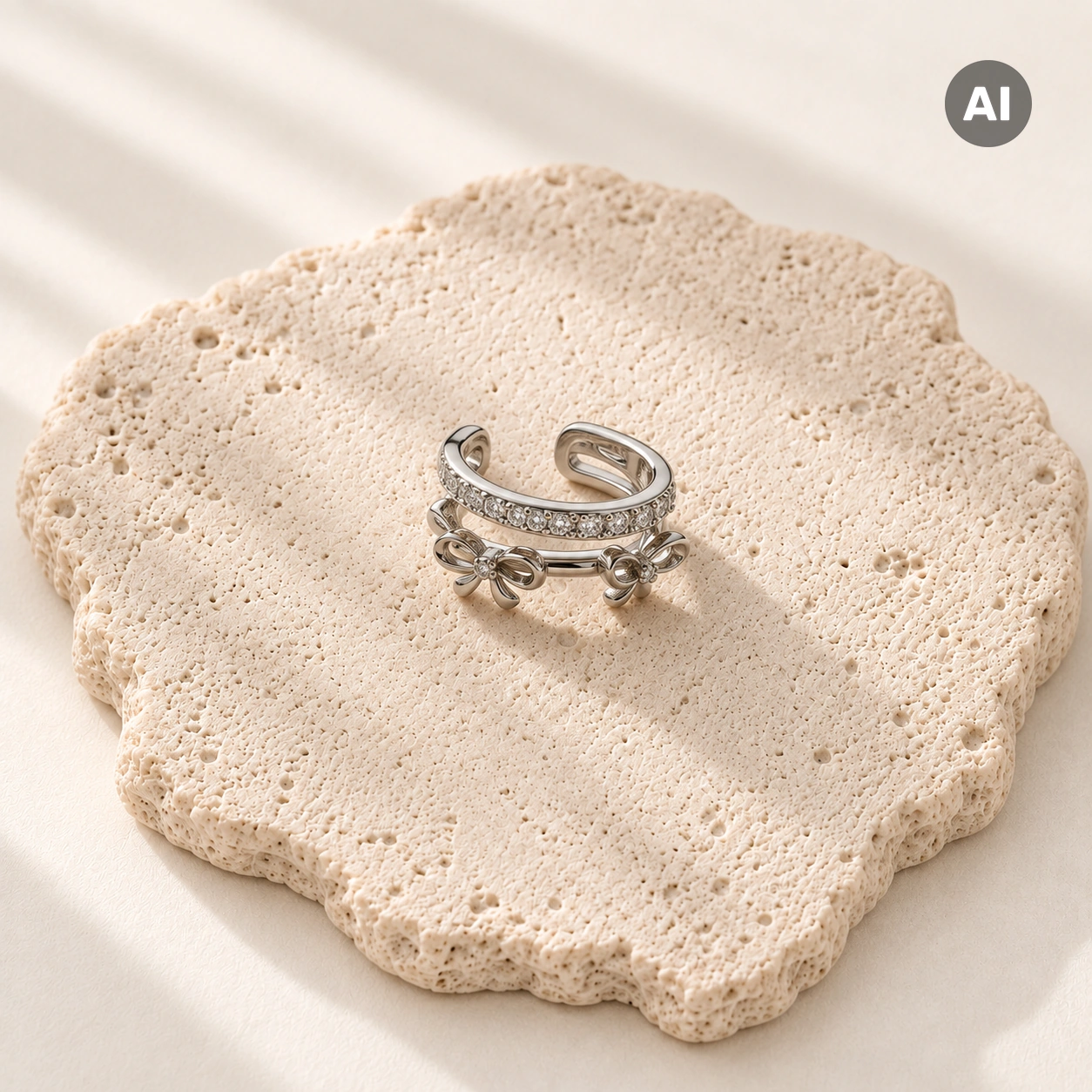 Ear Cuff mit zwei Schleifen und Besatz-Reihe, silberfarben