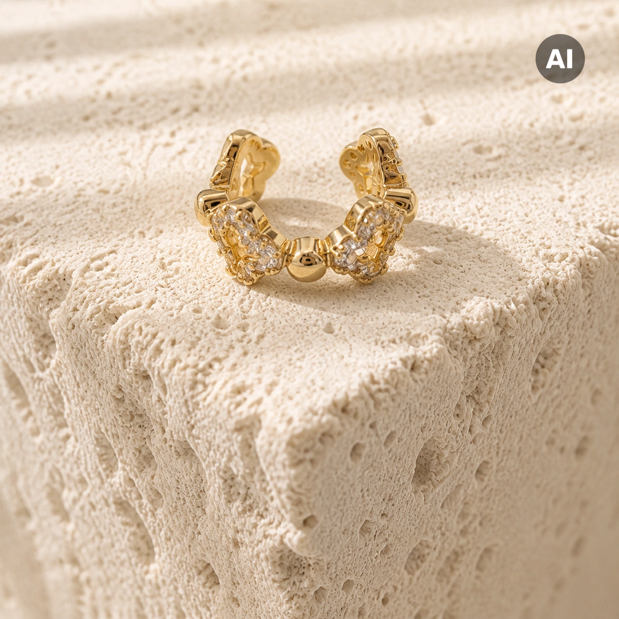 Ear Cuff mit Marquise-Zirkonia und geripptem Segment, goldfarben