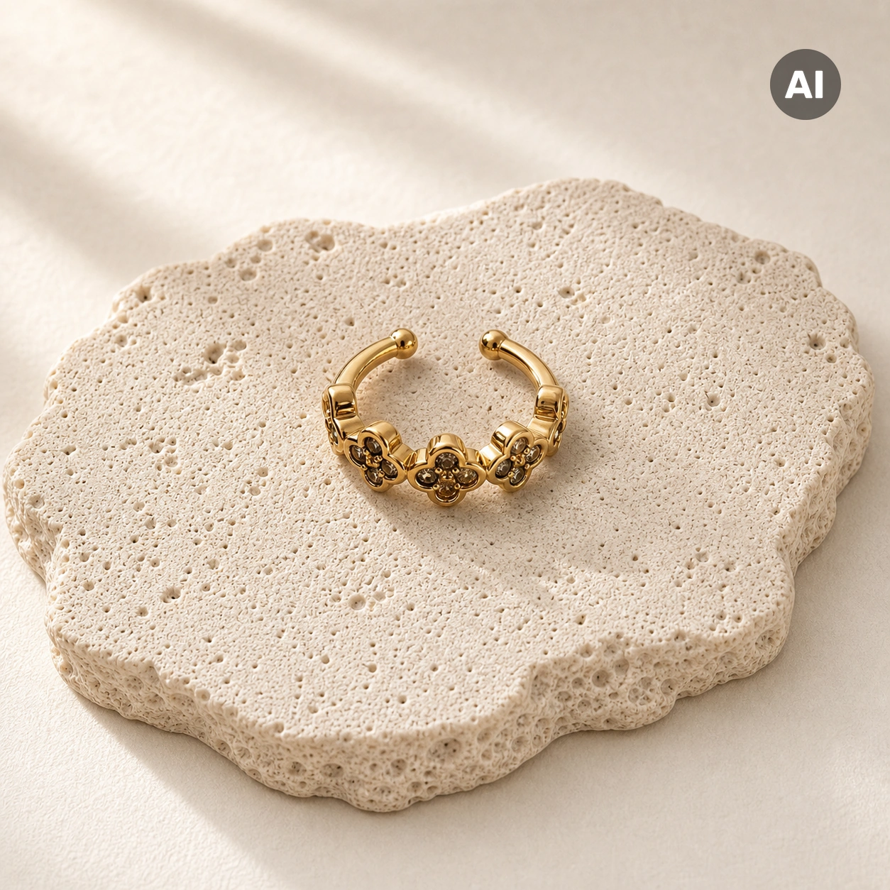 Ear Cuff mit Blüten und Zirkonia-Besatz, goldfarben